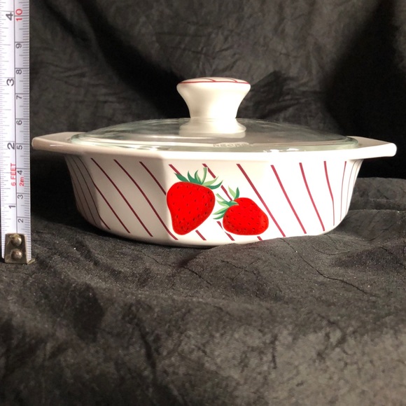 Mikasa Fire & Ice Strawberries Covered Casserole 3/4 Quart Dish - Picture 16 of 16